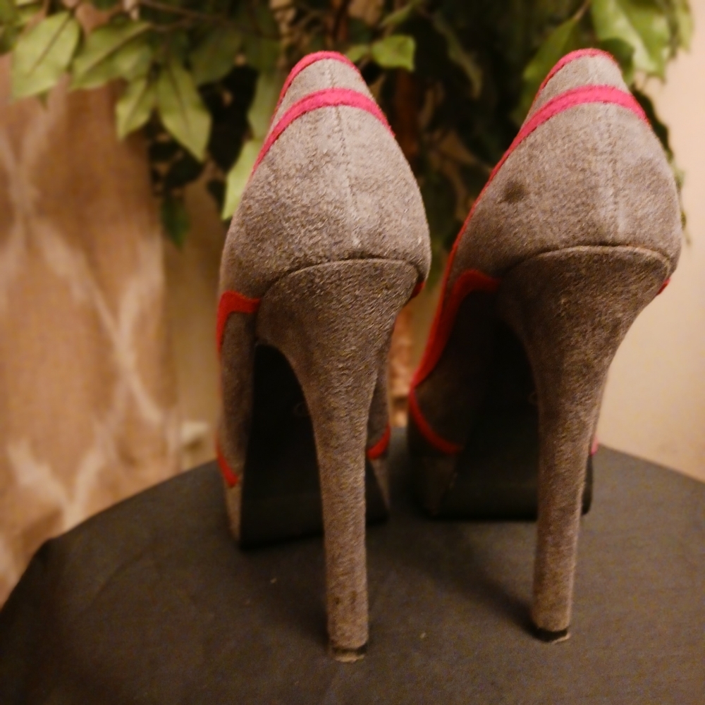 Gray & red pumps sz 9 - Picture 5 of 8
